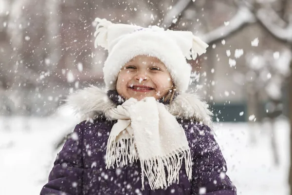 Winterkinder Spazieren Park Glückliches Kind Warm Bekleidet Mit Weißem Pelz — Stockfoto
