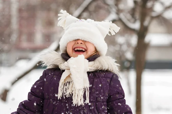 Wintermädchen Verschneiten Park Positiv Lächelndes Kindergesicht Aktive Winterferien Glückliches Kind — Stockfoto