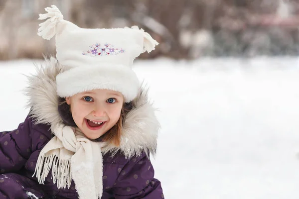 Kind Winterkleding Speelt Bewonderenswaardig Sneeuw — Stockfoto