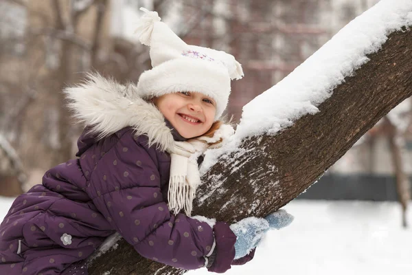 Atividades Inverno Feriados Menina Engraçada Feliz Árvore Nevada Retrato Positivo — Fotografia de Stock