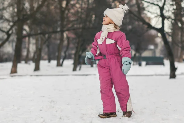 Kind Winter Glückliches Mädchen Freien Glückliches Kind Spaziert Wasserdichten Winteranzug — Stockfoto