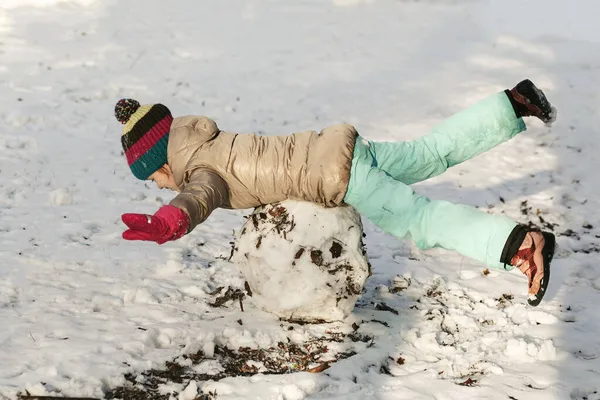 Winterkinder Spazieren Park Kindermädchen Warm Wasserdicht Bekleidet Spielt Mit Schnee — Stockfoto