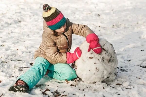Férias Atividade Inverno Crianças Brincando Inverno Menina Criança Roupas Inverno — Fotografia de Stock