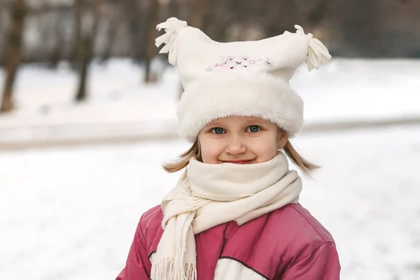 Portret Zimowy Dziewczynki Białym Kapeluszu Szaliku Uśmiechnięta Twarz Wesołych Ferii — Zdjęcie stockowe