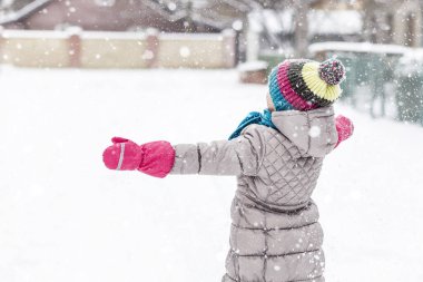 Merhaba kış. Kış tatili Kar parkında aktif yürüyüş. Kış mutluluğu. Kış Kızı geri döndü 