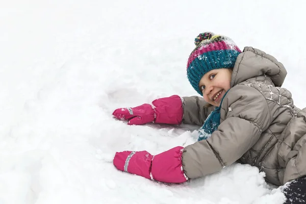 Winterwandelactiviteit Het Meisje Ligt Sneeuw Speelt Kind Winterpak Gebreide Muts — Stockfoto
