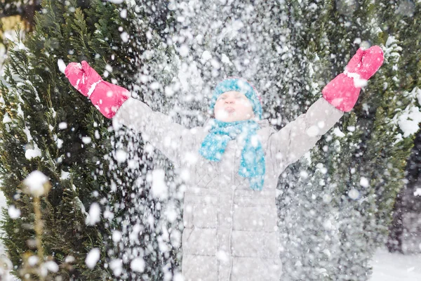 Aktivurlaub Winter Aktivität Kinder Wandern Schnee Winter Park Mädchen Wirft — Stockfoto
