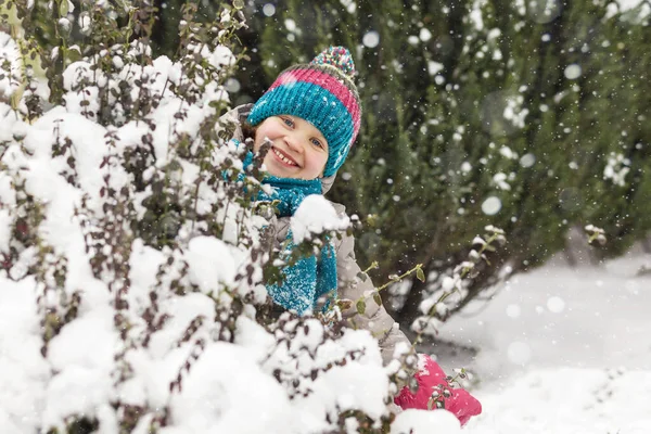 Winterwandern Kinder Winterurlaub Glücklich Lächelndes Mädchen Das Schnee Winterpark Spielt — Stockfoto