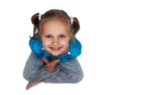 Pozytywna Twarz Patrząca Góry Kamery Uśmiechnięta Dziewczyna Dziecko Portret Białym — Zdjęcie stockowe