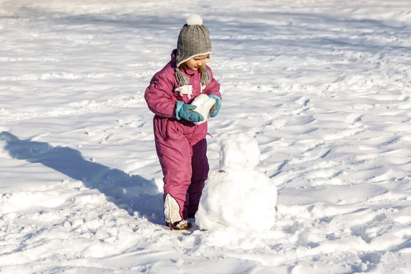 Winterurlaub Glückliche Kindheit Kinder Winter Kind Winteranzug Beim Schneemannmachen Park — Stockfoto