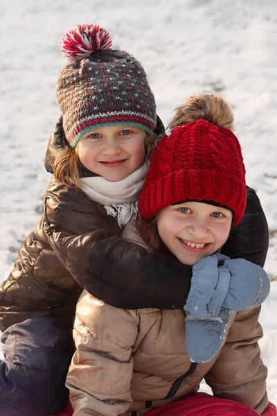 Winterkinderen Sneeuw Achtergrond Twee Wintermeisjes Die Glimlachen Winter Meisjes Portret — Stockfoto
