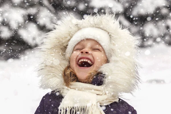 Winter Smiling Child Girl Portrait Fur Hood Winter Laughing Kid — Fotografia de Stock