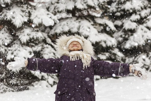 Winterfreudiges Kind Das Schnee Spielt Winterkind Genießt Den Schnee Winterglück — Stockfoto