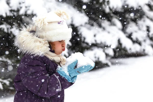 Winterkinderen Lopen Kind Blaast Sneeuw Haar Handen Tijdens Winter Sneeuwval — Stockfoto