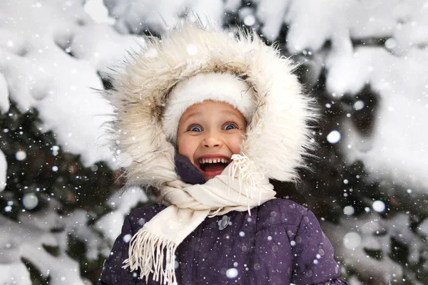 Winter Gelukkig Lachend Portret Van Dichtbij Emotionele Vrolijke Glimlach Kind — Stockfoto