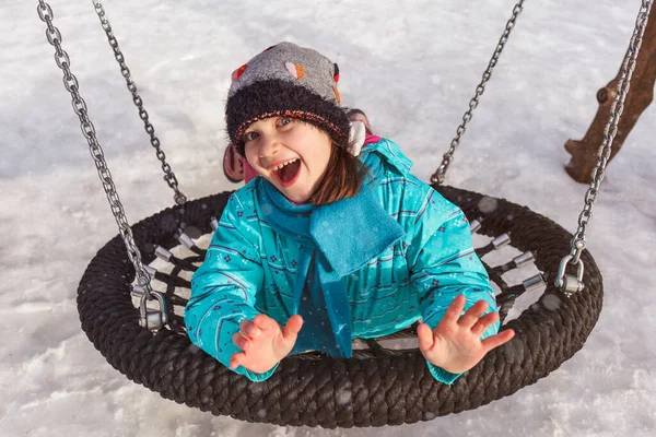 Winteractieve Kinderen Schommelen Het Besneeuwde Park Winterwandelen Een Sneeuwspeelplaats Gelukkige — Stockfoto