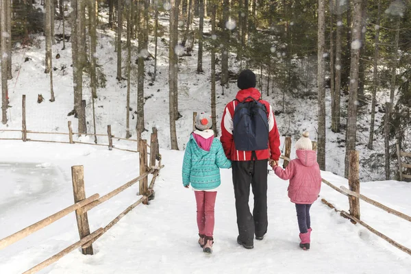 Winterurlaub Für Familien Familienwochenende Wandern Vater Und Zwei Töchter Spazieren — Stockfoto