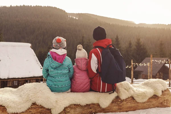 Winter Family Holidays Mountains Dad His Two Daughters Enjoy Sunset — Fotografia de Stock