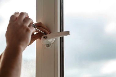 Pencere işleyicisi pvc pencere üzerinde vida vidalama.
