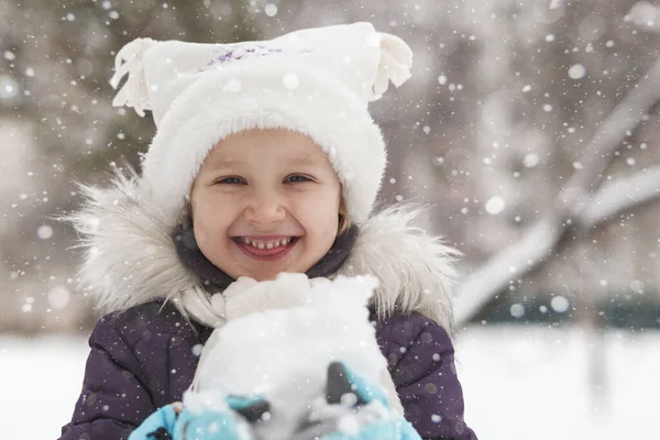 Winteraktiver Urlaub Verschneiten Park Winterkindgesicht Glückliches Mädchen Lächelt Winterfreudiges Porträt — Stockfoto