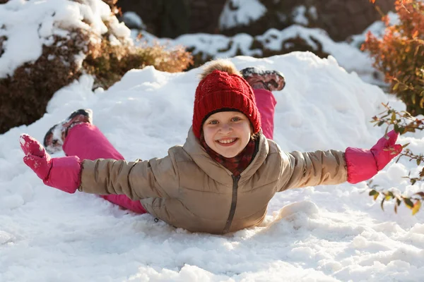 Winterurlaub Winteraktives Kind Schnee Verschneites Spielen Winterwandern — Stockfoto