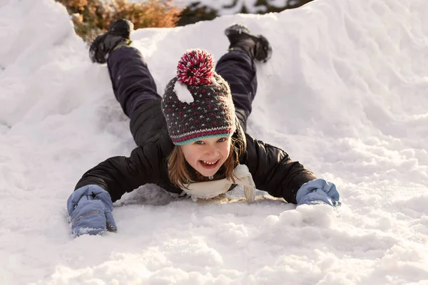 Winterkinderen Spelen Sneeuw Actief Grappig Kind Winter Wintersportvakanties — Stockfoto