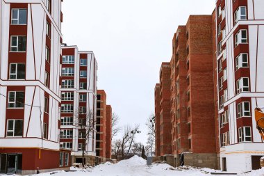 Kışın çok katlı konut inşaatı. Yeni yerleşim alanlarının inşaatı..