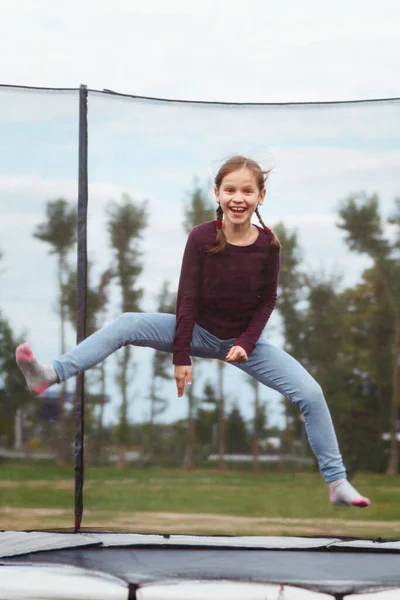 Jumping Trampoline Positive Smiling Girl Jumps Trampoline Playground — Stockfoto
