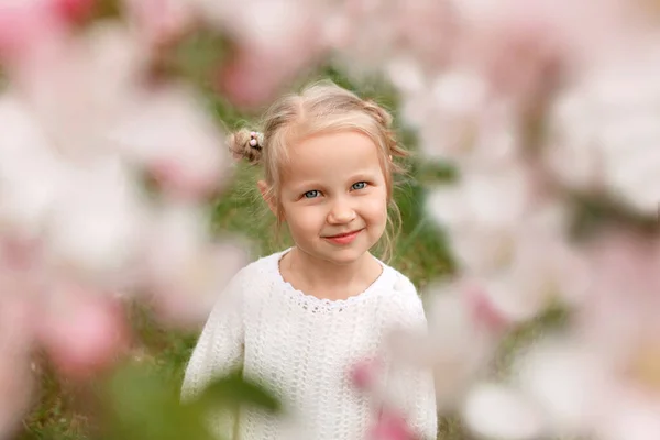 Spring Little Girl Child Blooming Spring Garden Spring Portrait Apple — 图库照片