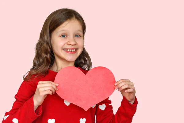 Beautiful Little Girl Hold Red Heart Valentine Day Love Concept — Fotografia de Stock