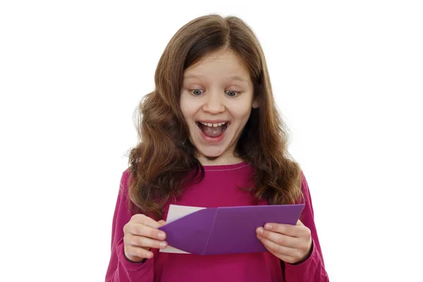 Envelope Dom Presente Conceito Carta Surpreendida Menina Feliz Obter Choque — Fotografia de Stock