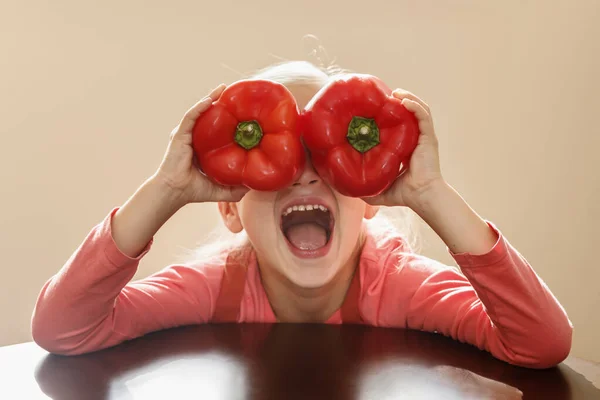 Glada Barn Har Roligt Håller Peppar Framför Ögonen Som Glasögon — Stockfoto