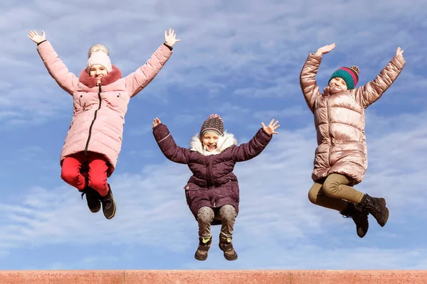 Kinder Springen Auf Himmelshintergrund Glückliche Springende Kinder Glück Der Kindheit — Stockfoto