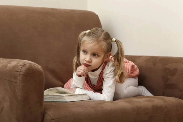 Leesboek Kind Lezen Boek Bank Thuis Gelukkige Jeugd Alternatief Voor — Stockfoto