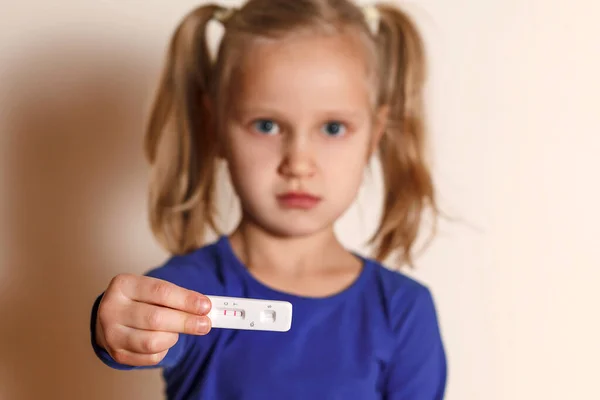 Dziecko Posiadające Antygen Covid Test Wykazujący Wynik Pozytywny Skupić Się — Zdjęcie stockowe