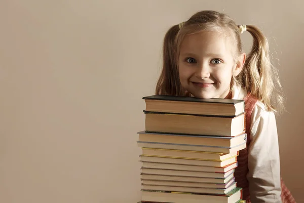 Happy Girl Speelt Met Een Groep Boeken Studio Gelukkig Leren — Stockfoto