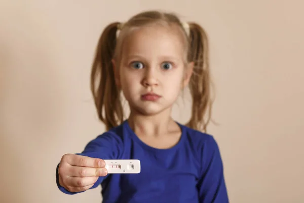 Test Obecność Koronawirusów Mała Dziewczynka Wykazująca Dodatni Wynik Testu Antygenu — Zdjęcie stockowe