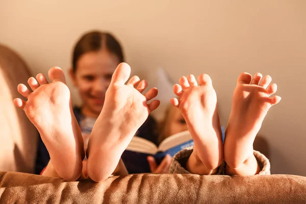 Children Feet Barefoot Home Kids Sisters Have Fun Playing Feet — Stock Photo, Image