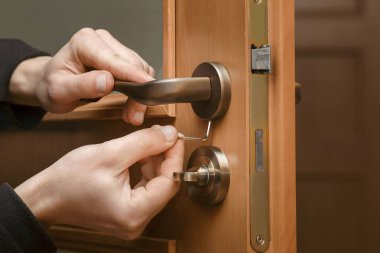 Kapı kolu tamiri. Tamirci, Kapı Kolu 'nu tornavidayla kuruyor. Servis Kapı Kolu.