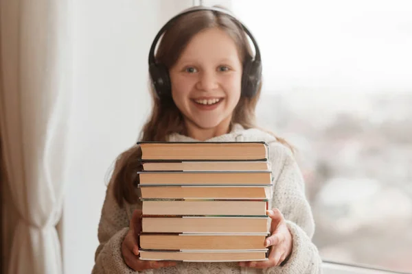 Audioboeken Concept Meisje Gelukkig Onderwijs Tiener Hoofdtelefoon — Stockfoto