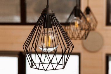 Lamba Edison 'un Ampulü. Modern tarzda lambalar. Sıcak tonlu ampul lambası. Kahve dükkanındaki lambalar. Edison 'un ampulleri içeride..