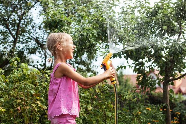 Child Waters Garden Garden Hose Joyful Girl Play Water — Stock Photo, Image