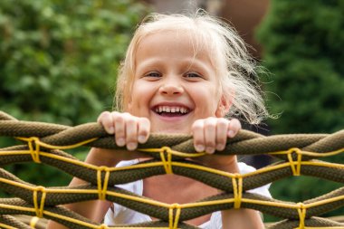 Mutlu çocukluk yaz tatili. Hamakta gülümseyen küçük kız