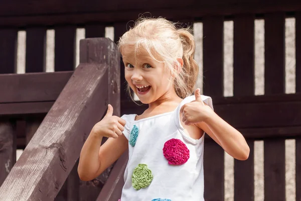 Criança Polegar Para Cima Sorrindo Menina Dedo Para Cima Mostra — Fotografia de Stock