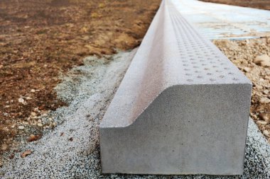 Beton sınır çimento harcı üzerine kurulmuş. Asfalt inşaatı hazırlık çalışması
