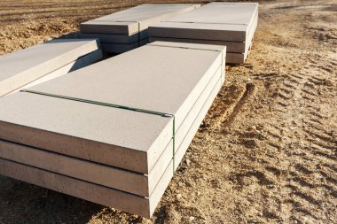İnşaat alanındaki beton levhalar. Beton kaldırımlı palet