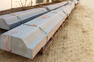 İnşaat alanında kaldırım taşı. Palet ve Beton Kaldırım Yığını. Yatmaya hazır birkaç kaldırım yığını var. Yol onarımları.