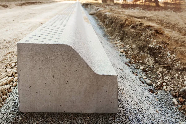 Betonové Hranice Položené Betonové Maltě Přípravné Práce Výstavbě Chodníku — Stock fotografie