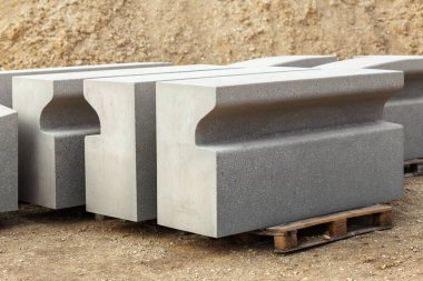 İnşaat alanında kaldırım ya da beton bloklar ya da taş kaldırım. Paving Kaldırımı için Yeni Taş Sınır.