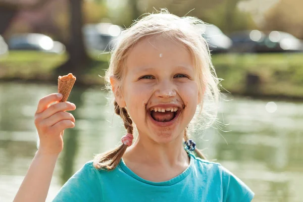 Sorvete Traz Prazer Para Crianças Happy Child Eating Ice Cream — Fotografia de Stock